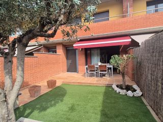 Casa bifamiliare in Passeig vall del ges 100. Casa adosada en muy buen estado, amueblada y lista para entrar a