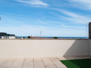 Dachwohnung in Carrer del mas rubió 12. Atico con espectacular solarium de 33 m2, vistas al mar y piscin