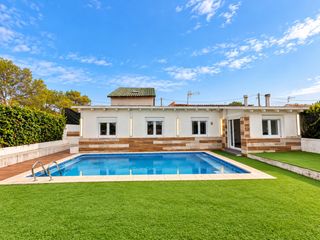 Chalet in Carrer de la figuera 46. Casa con piscina privada y amplio exterior en olèrdola