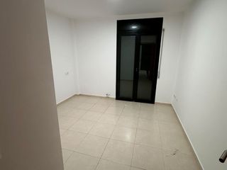 Rent Flat in Carrer rocabertí 39. Piso en muy buen estado y reformado