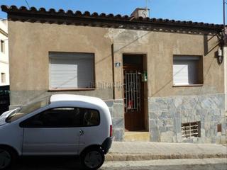 Maison à Carrer de joan maragall 40. Casa antigua planta baja, esquinera a tres calles.