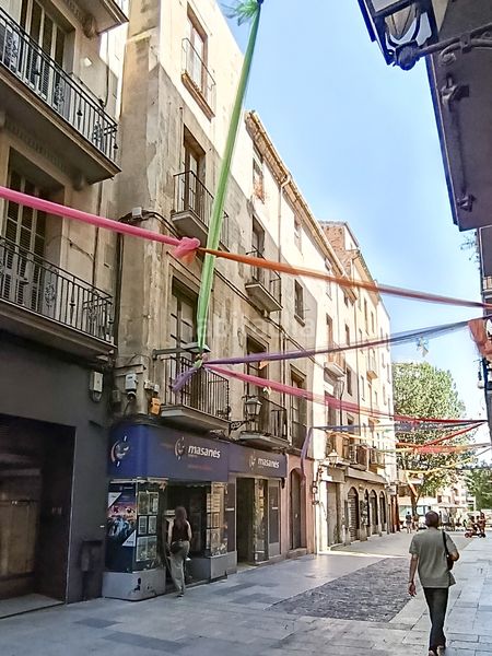 Foto d10a78f1-8b05-4b13-83d8-4ccf159b2e38. Edificio en carrer del born 6 edificio para rehabilitar en Manresa