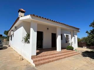 Xalet  Calle calvario. Fantástica vivienda en una parcela privada cerca de sevilla
