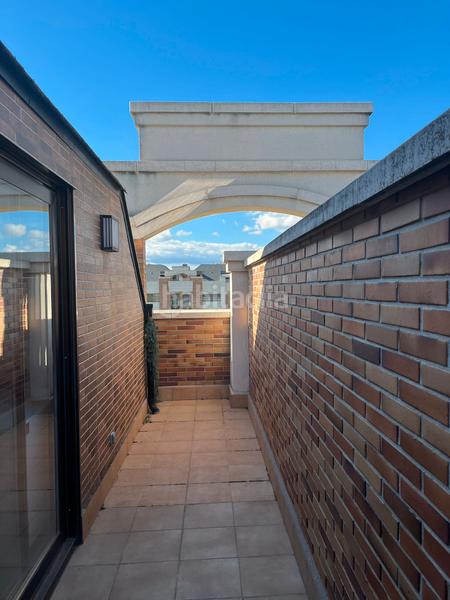 Foto fa38dc40-b85f-43a0-a9e6-0a1e2409b1f6. Attico con riscaldamento parcheggio piscina in Monte el Pilar Majadahonda