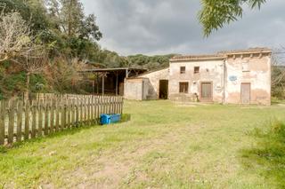 Masia a Vallromanes. Finca rústica de 3 hectàrees amb masia semireformada de 208 m²