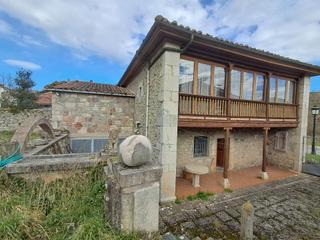 Casa a Cabrales. Exclusiva casa de piedra con parcela cerrada con muro de piedra