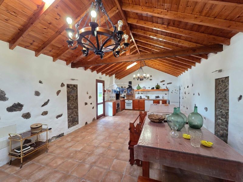 Foto bd88e19a-cd80-4e49-9c7d-74a5747c5249. Casa amb aparcament a Tanque (El)