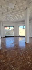 Lloguer Local Comercial a Calle cervantes 39. Local esquina todo escaparates