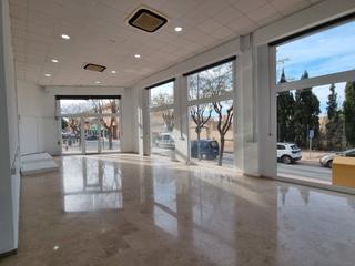 Lloguer Local Comercial a Avenida nia coca 1. Esquina más terraza todo escaparates