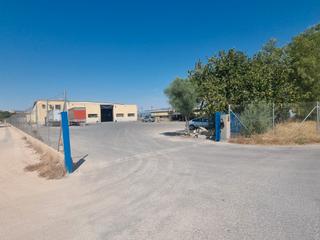 Nau industrial a Camino entrepinos a 3. Nave de gran superficie con gran explanada exterior