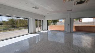Rent Business premise in Calle trafalgar 48. Esquina todo escaparates