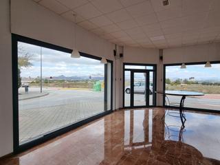 Location Local commercial  N/a. Esquina todo escaparates