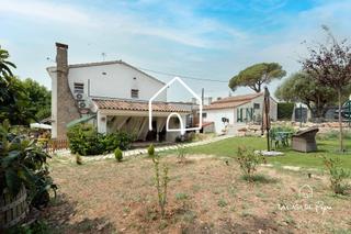 Masia a Begues. Auténtica masía reformada con gran jardín y todas las comodidade