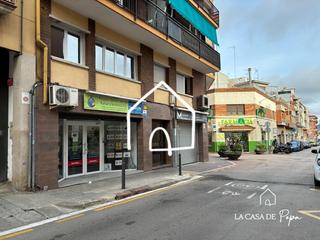 Aparcament cotxe  Pi i margall. Plaza de parking en barri antic  viladecans