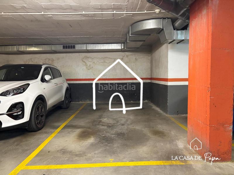 Foto 38b37372-a4f6-4cfe-a24d-53783ff17d6e. Parking coche amplia plaza de parking en cantonio machado en Viladecans