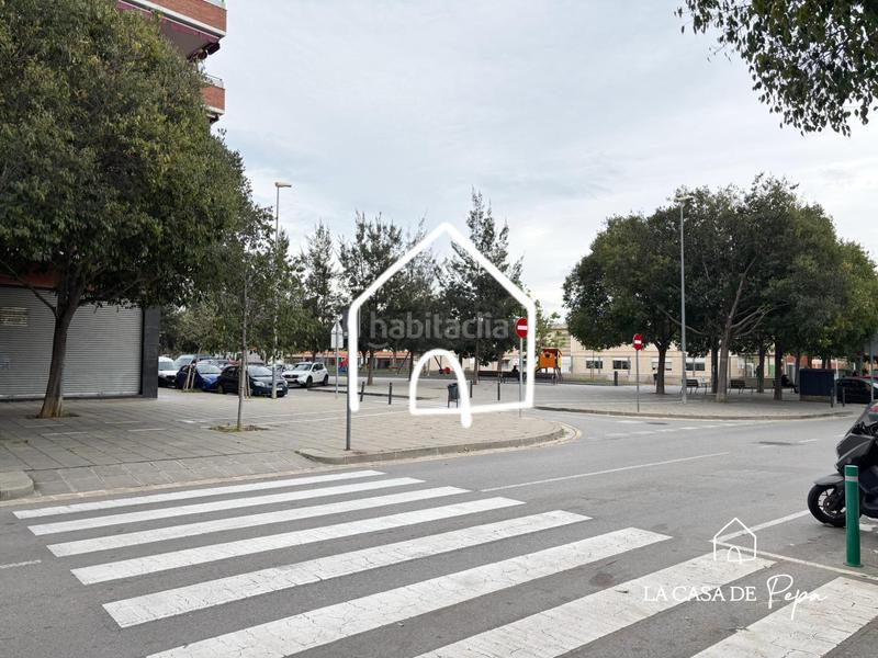 Foto 908566e2-073d-4c7f-8a7b-8f8c9c18267d. Parking coche amplia plaza de parking en cantonio machado en Viladecans