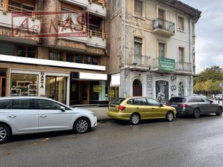 Local commercial à Calle lópez seña 5. Excelente local comercial en pleno corazón de laredo