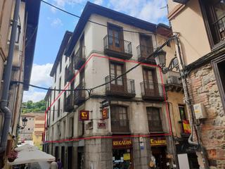 Flat in Calle fuente fresnedo 2. Se venden dos pisos en pleno corazón de laredo, en el casco anti