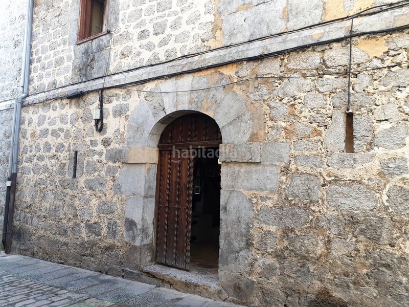 Foto 37f9ff74-d1ac-4be8-baee-a1dba9b437df. Local comercial en calle san martín 7 local en venta en el casco histórico , en un edificio emblemático con escudo de piedra, perfectamente conservad en Laredo