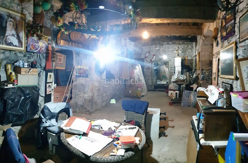 Foto ee97c654-2175-4e3e-ac83-93835f13a192. Local comercial en calle san martín 7 local en venta en el casco histórico , en un edificio emblemático con escudo de piedra, perfectamente conservad en Laredo