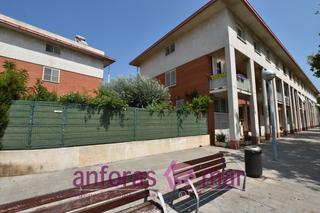 Casa aparellada  Avinguda de ramon d'olzina. Adosada esquinera con patio y muy amplia al lado de servicios en