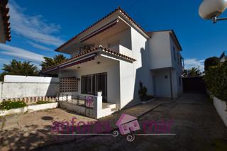 Casa aparellada a Els Munts. Casa pareada de 4 habitaciones a 400 m de playa en urbanizacin