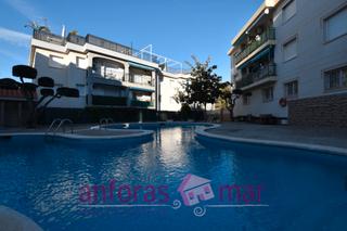 tic  Carrer saul. Nuevo por dentro, terraza de 55m2 con piscina, a 800 metros de c