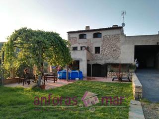 Casa a Vespella de Gaià. Casa tipo masía catalana en el casco antiguo de vespella de gaia
