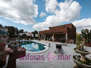 Casa a Els Munts. Casa independiente de 481 m2 construidos en el año 2003 en un te