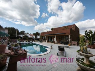 Casa a Els Munts. Casa independiente de 481 m2 construidos en el a�o 2003 en un te