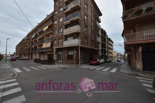 Business premise in Carrer dels filadors 12. Local esquinero con mucho escaparate en el centro