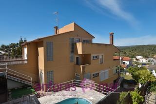 Xalet  Carrer joan maragall. Muy grande, con jardín y piscina, para entrar a vivir Xalet  Carrer joan maragall. Muy grande, con jardín y piscina, para entrar a vivir