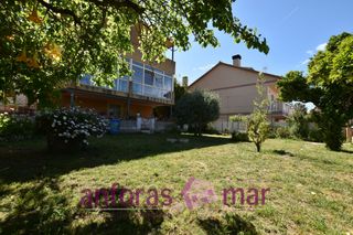Chalet  Carrer joan maragall. Muy grande, con jard�n y piscina, para entrar a vivir