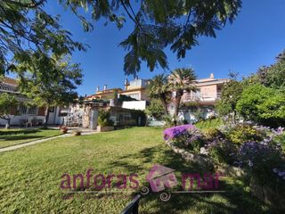 Chalet en La Franquesa-Oasis Park. Casa en una una sola planta, en un terreno de 824 m2 de los cual