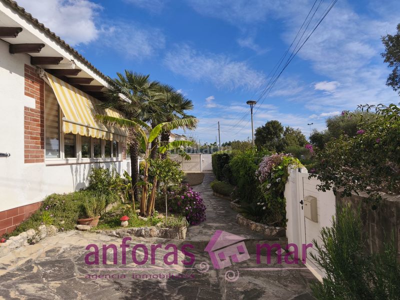 Foto c139d693-5974-45a3-8af1-268fbe62dec2. Xalet amb xemeneia calefacció aparcament piscina a Vendrell (El)