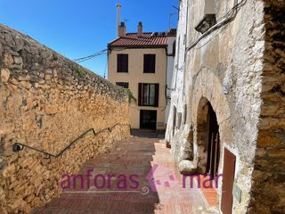 Maison jumelée à Plaça de l'església 28. Case entre iglesia y castillo en casco antiguo de creixell
