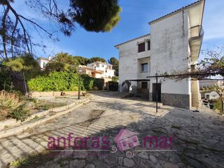 Pis a Carrer de nostra senyora dels �ngels 21. Esquinero con mucha luz y terraza al sur con vistas agradables