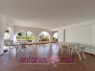 Planta baixa a Carrer de nostra senyora dels �ngels 21. Bajo con amplia terraza y trastero grande, luminoso y en zona tr