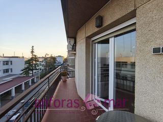 Piso en Avinguda de manuel carrasco i formiguera 13. Entorno tranquilo y familiar, con tan solo dos vecinos por rella