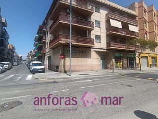 Parking voiture  Carrer poetes bertran 35. Amplio y centrico almacén–garaje destinada a cuatro plazas de ap