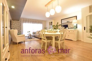 Pis  Carrer de pere badia. Planta baja impecable, centrico, terraza amplia, pk y trastero