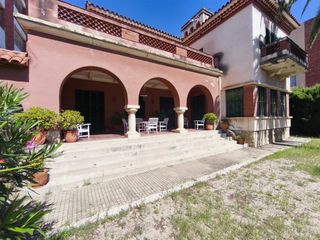 House in Passeig de miramar 36. Casa señorial con jardín privado y gran potencial en el centro d