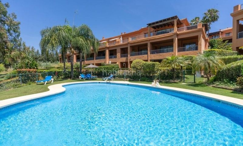 Foto 270312a9-9972-48b7-a2fe-50e4b5e1e654. Piso en pico de alcazaba 21 estupendo piso luminoso en la prestigiosa urbanización Benatalaya! en Estepona