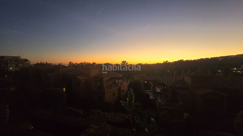 Foto a0fdf123-507e-418f-bdd9-96a19d1b8f61. Piso en pico de alcazaba 21 estupendo piso luminoso en la prestigiosa urbanización Benatalaya! en Estepona