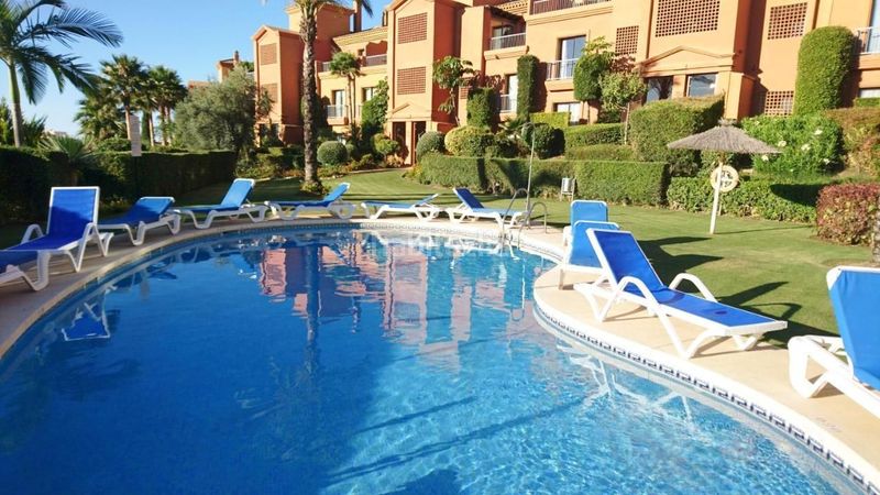 Foto a724cb72-9cba-45a4-8e3f-4d5a1e4384bb. Piso en pico de alcazaba 21 estupendo piso luminoso en la prestigiosa urbanización Benatalaya! en Estepona