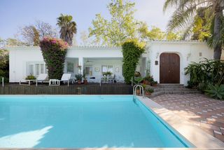 Casa a Guadalmina Alta. Villa en primera línea de golf en guadalmina alta, marbella