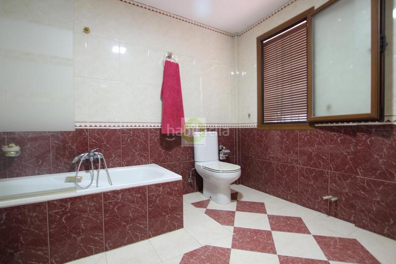 Foto f5d66919-2ed1-417a-bc99-d904bc0240c7. Casa aparellada amb aparcament a Ogíjares