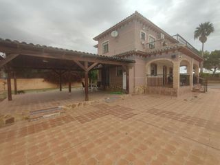 Chalet en Albatera. Espectacular vivienda con gran parcela, piscina y zona de barbac