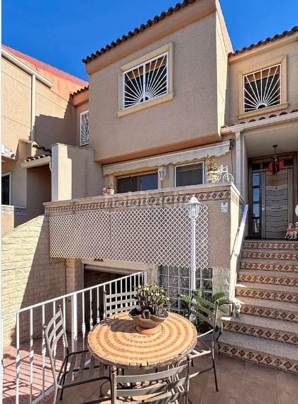 Foto 4005617b-5b35-4967-901b-b2d6798b6e43. Casa amb aparcament a Rojales