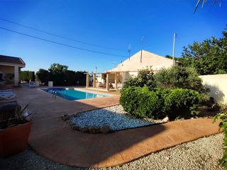 Maison à Almoradí. Exclusivo chalet independiente con gran parcela en almoradi